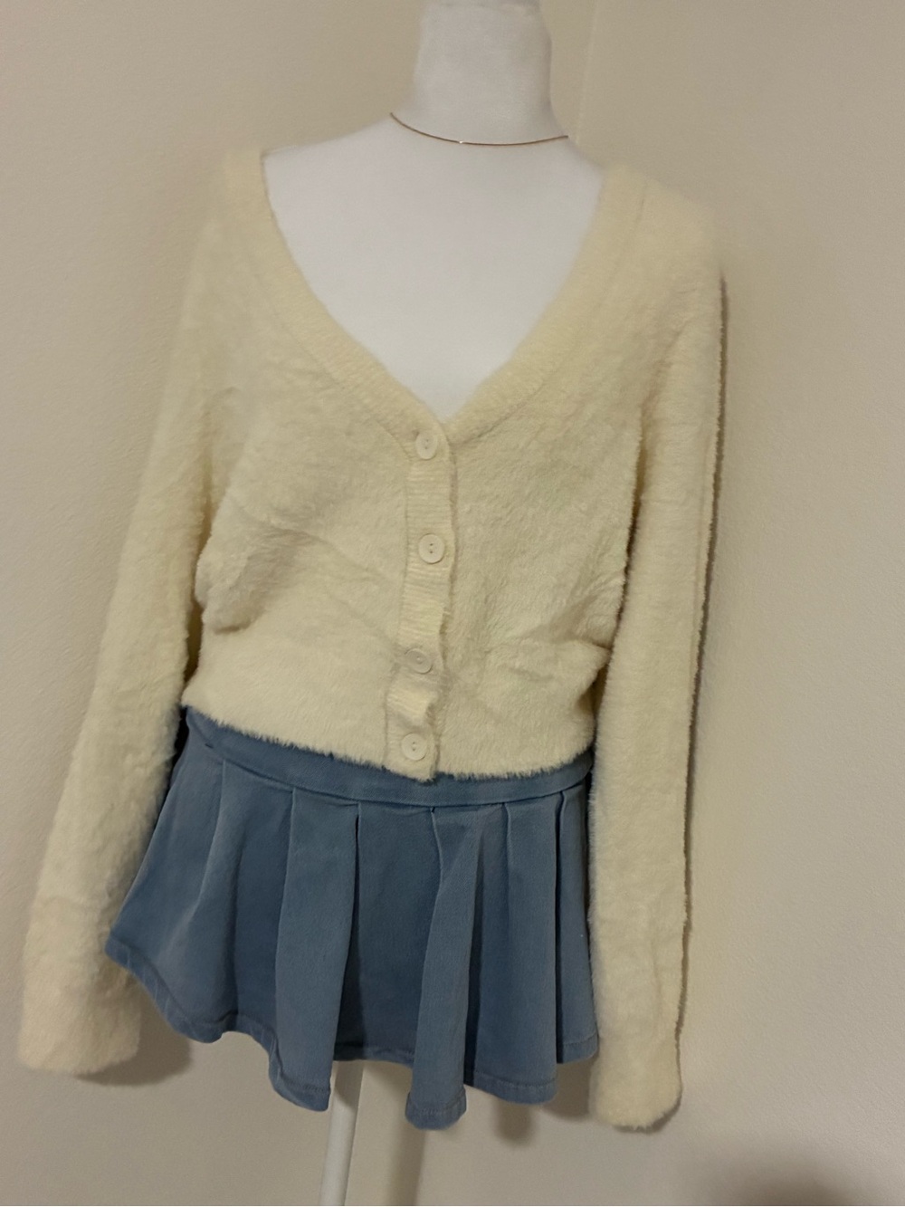 Cream fuzzy cardigan aerie 🤍
Medium 
Super soft & comfy